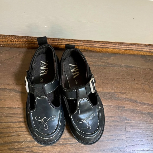 Stylish Zara loafers! Looks great with everything! - Picture 1 of 4